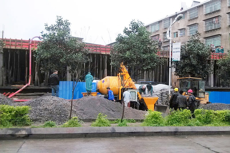 chargeur alimentation bétonnière avec pompe